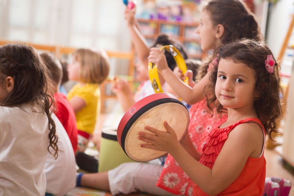 children learning music