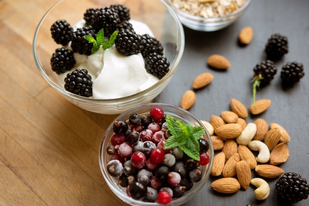 greek yogurt, almonds and berries