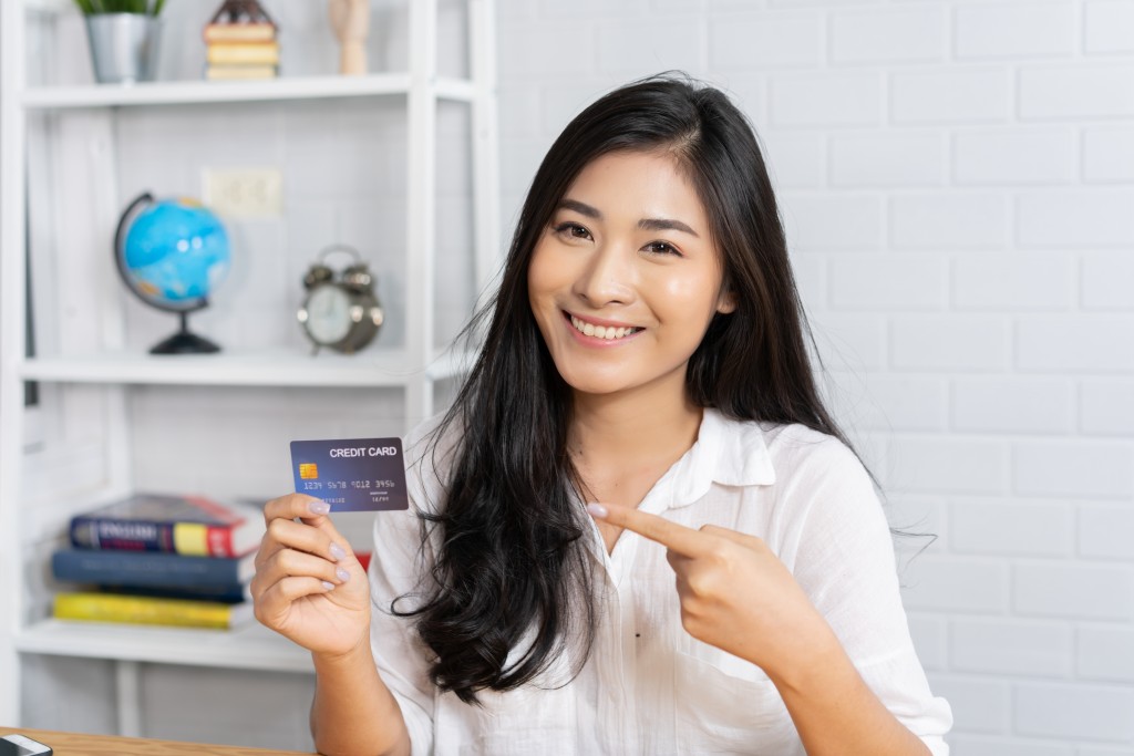 woman and her credit card