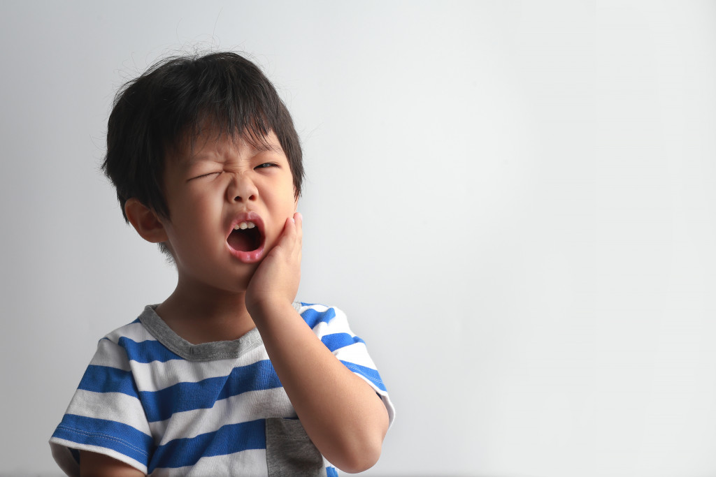 male child having toothache
